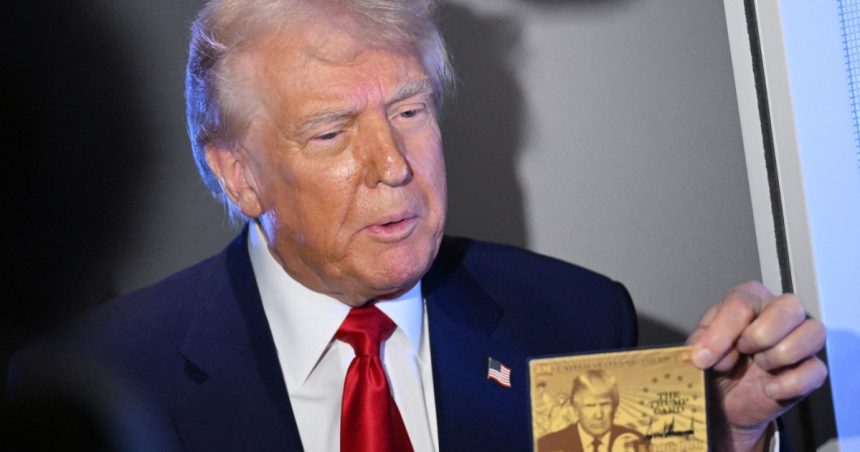 viza de america pentru bogati trump prezinta cardul de aur in valoare de cinci milioane de dolari eu sunt primul cumparator 67efbbb704334