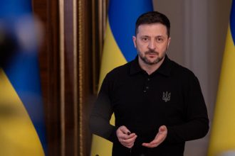 volodimir zelenski afirma ca armata rusa doar incearca sa creeze impresia unei incetari a focului de paste bombardamentele continua 68049ca40ac59