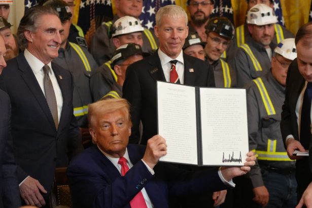 vom readuce minerii la munca trump a semnat decrete pentru relansarea industriei carbunelui sfidand politicile climatice globale 67f61d4f7432f