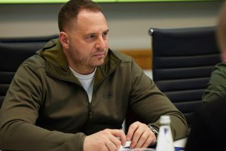 zelenski si a trimis seful administratiei la paris pentru a se intalni cu o delegatie americana ce vor discuta cele doua delegatii 6800bd3c74c6c