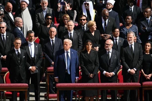 zelenski si trump s au intalnit la funeraliile papei francisc ce au stabilit cei doi lideri 680cafd5100f4