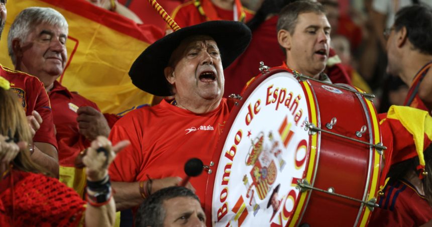 a murit manolo cel mai cunoscut suporter al echipei de fotbal a spaniei 6814874585f4f