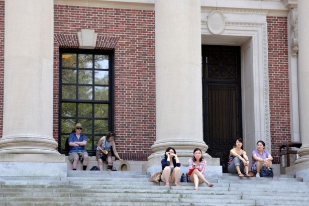 administratia trump interzice universitatii harvard sa mai primeasca studenti straini 682f7a1815a0f