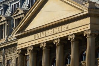 alegeri prezidentiale 2025 universitatea din bucuresti a anulat azi o dezbatere intre george simion si nicusor dan care este motivul 682227f3e5fcc