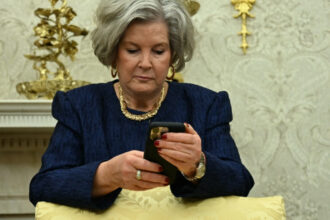 alerta de securitate in echipa lui trump fbi investigheaza compromiterea telefonului sefei de personal de la casa aba 68396dc1cd597