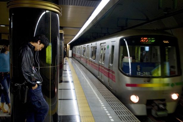 alerta la metroul din tokyo un barbat a ranit mai multe persoane dupa ce le a atacat cu cutitul 681b6c1b163ec