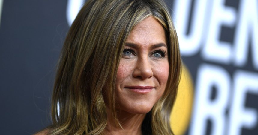 alerta la vila lui jennifer aniston din bel air un barbat a intrat cu masina in poarta resedintei 681fa9432861a
