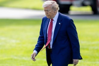 analistii il contrazic pe donald trump amenintarile presedintelui nu vor aduce productia de iphone in sua 6831a3728d236