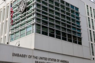 barbat arestat la new york dupa ce a incercat sa atace cu cocktailuri molotov ambasada sua din tel aviv 6833874214889
