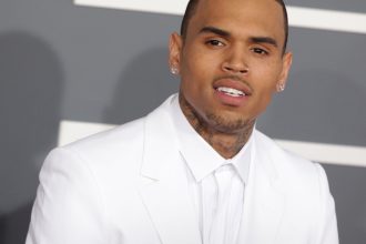 cantaretul chris brown a fost arestat si pus sub acuzare pentru agresiune si vatamare corporala in regatul unit 6826e72a56e82