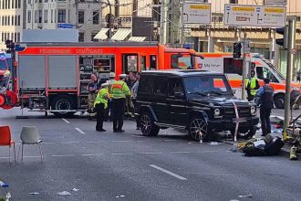 cel putin opt raniti dupa ce o masina a intrat in pietoni intr o intersectie din orasul german stuttgart 6815163d3258f
