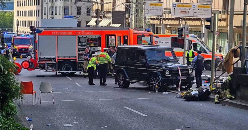 cel putin opt raniti dupa ce o masina a intrat in pietoni intr o intersectie din orasul german stuttgart 6815163d3258f