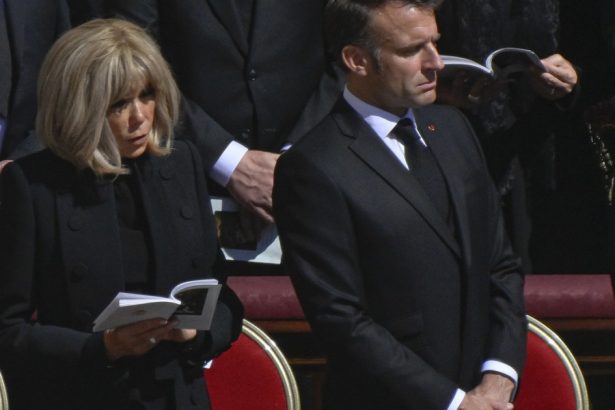 emmanuel macron acuzat ca se amesteca in treburile conclavului pentru alegerea noului papa 6814cb3ba746f