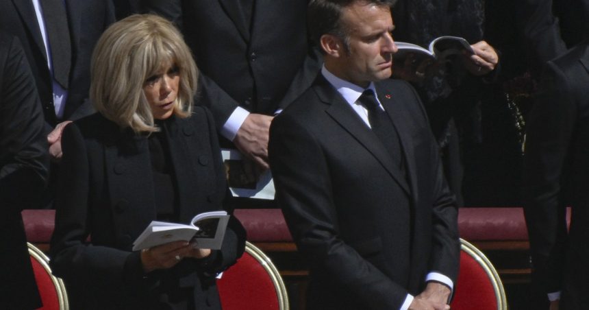 emmanuel macron acuzat ca se amesteca in treburile conclavului pentru alegerea noului papa 6814cb3ba746f