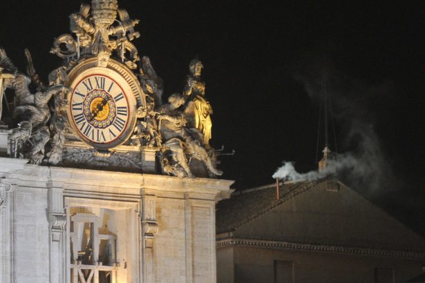 foto chimia din spatele semnalului de fum transmis in timpul alegerii papei de ce foloseste vaticanul aceasta metoda 68198a740a22a