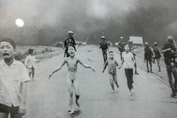 foto controversa napalm girl associated press continua sa atribuie celebra imagine din razboiul din vietnam fotografului sau nick ut 681aff1d2dcb4