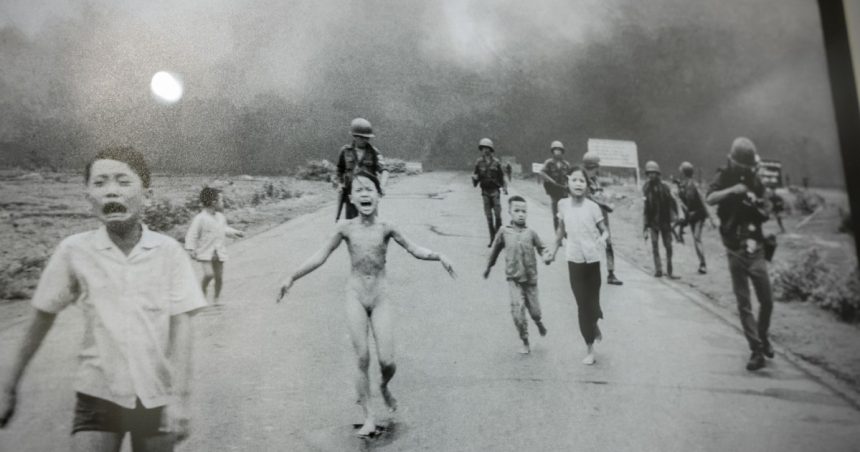 foto controversa napalm girl associated press continua sa atribuie celebra imagine din razboiul din vietnam fotografului sau nick ut 681aff1d2dcb4