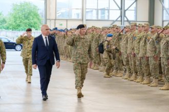 foto ilie bolojan in vizita la misiunea ue in bosnia si hertegovina el a vorbit despre rolul militarilor romani in sprijinirea securitatii 68284cd0aeb30
