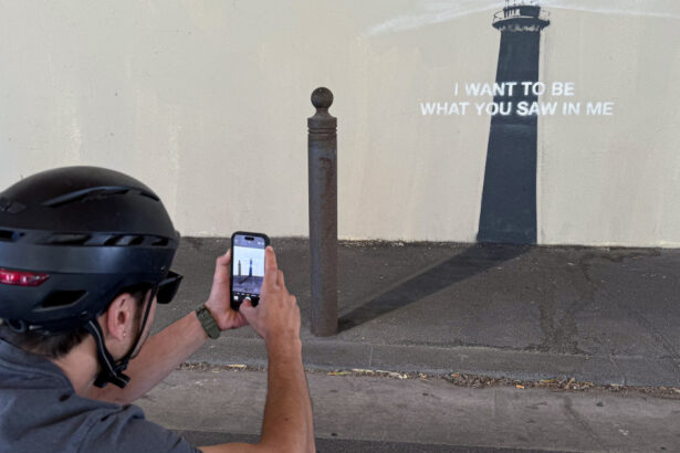 foto o noua opera a lui banksy a aparut pe o strada din marsilia vreau sa fiu ceea ce ai vazut in mine 6839bb1d410e2
