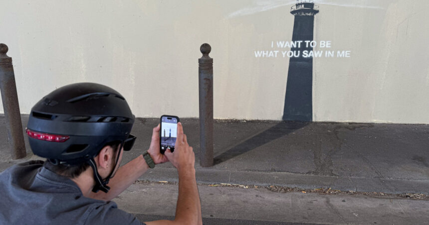 foto o noua opera a lui banksy a aparut pe o strada din marsilia vreau sa fiu ceea ce ai vazut in mine 6839bb1d410e2