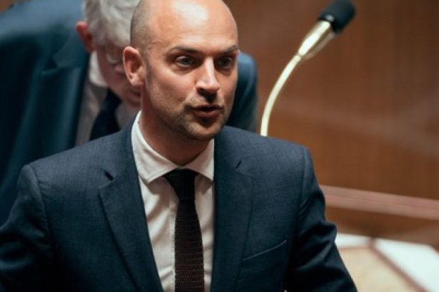 franta anunta ca relatia cu algeria e blocata si va expulza diplomati ca raspuns la o decizie nejustificata si nejustificabila 682485cbb03f9