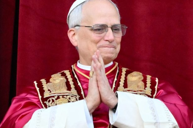 galerie foto ce fel de papa va fi leon al xiv lea trei indicii importante oferite de noul suveran pontif in prima sa aparitie publica 681d979105533