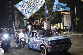 galerie foto extaz la napoli dupa ce echipa a castigat al patrulea titlu de campioana a italiei 68317f1d9d3c0