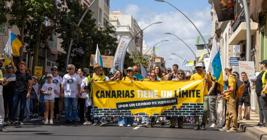 galerie foto mii de spanioli au protestat impotriva turismului excesiv in insulele canare este un colaps total 6829fbd65e170