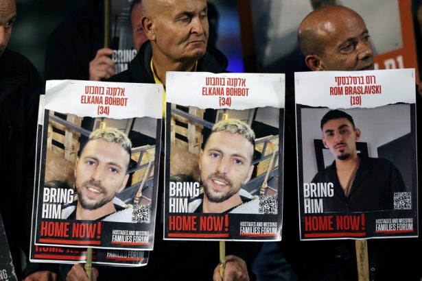 hamas a facut publica o noua inregistrare video cu doi ostatici israelieni 681fa9417de8e