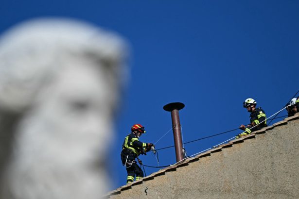 hornul din care va iesi fumul alb dupa alegerea noului papa a fost instalat pe acoperisul capelei sixtine 68148ac6bb0e4