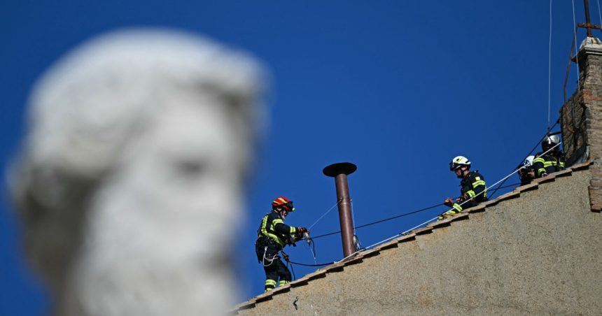 hornul din care va iesi fumul alb dupa alegerea noului papa a fost instalat pe acoperisul capelei sixtine 68148ac6bb0e4
