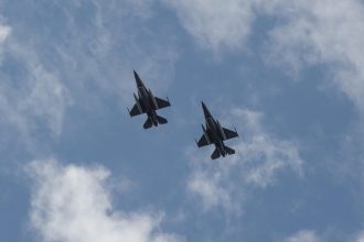 inca doua aeronave f 16 cumparate din norvegia au aterizat astazi in romania 682f340405f73