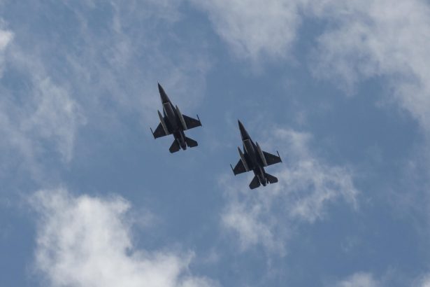inca doua aeronave f 16 cumparate din norvegia au aterizat astazi in romania 682f340405f73