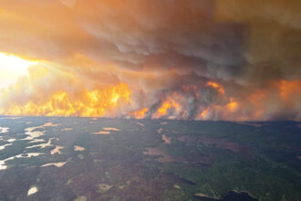incendiile de vegetatie scapate de sub control din canada alunga mii de oameni din case avem nevoie de ploi 683950743ca64