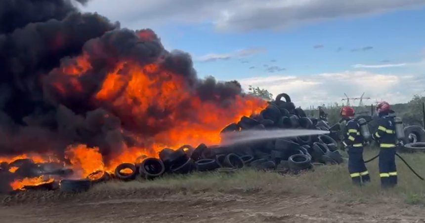 incendiu puternic in galati 500 de anvelope cuprinse de flacari a fost emis mesaj ro alert din cauza fumului dens 682a1259e8ae8