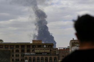 israelul a bombardat principalul aeroport din sanaa capitala yemenului rebelii houthi promit represalii 681a358cc80b0