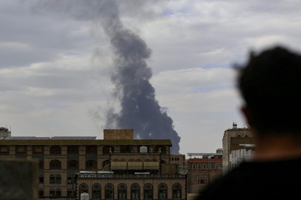 israelul a bombardat principalul aeroport din sanaa capitala yemenului rebelii houthi promit represalii 681a358cc80b0