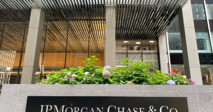 jpmorgan victoria lui nicusor dan reduce riscul politic o scadere a ratingului sub nivelul de investitii mai putin ingrijoratoare 682b297a29430