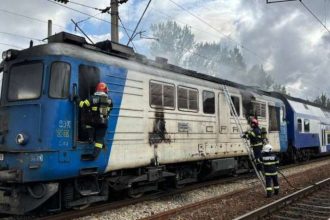 locomotiva unui tren a luat foc in gara din sinaia peste 120 de calatori au fost evacuati de urgenta 6817582f0718a