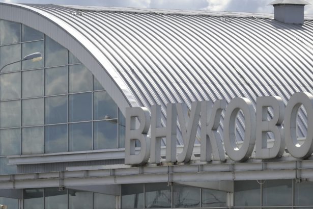 mai multe aeroporturi din moscova au fost inchise din cauza unui posibil atac cu drone ce a spus primarul capitalei ruse 683355fb17ac2