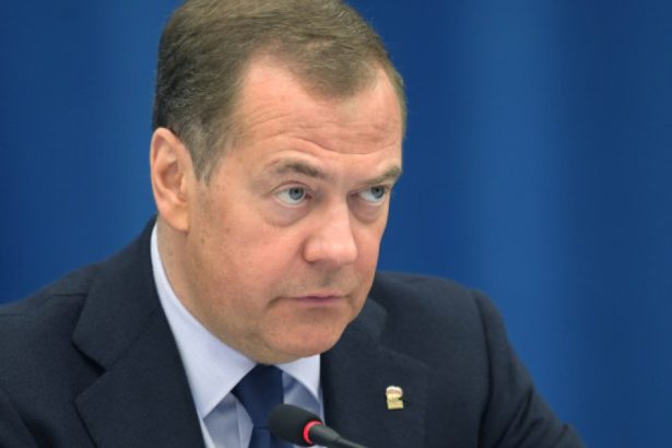 medvedev il ameninta pe trump dupa declaratiile despre putin stiu un singur lucru foarte rau al treilea razboi mondial 6836afcbd1b4c