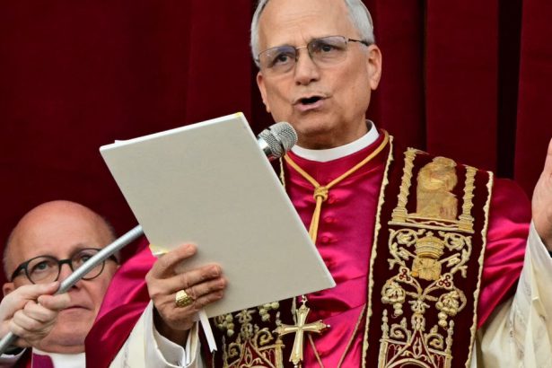 mesajul papei leon al xiv lea la doar doua zile dupa ce a fost numit de conclav ce le a transmis cardinalilor 681f722ccb01c