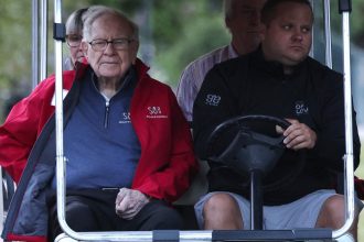 miliardarul warren buffett se retrage de la sefia berkshire hathaway dupa peste 60 de ani cine va fi succesorul 6816e776df474