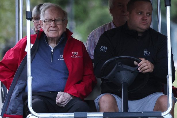 miliardarul warren buffett se retrage de la sefia berkshire hathaway dupa peste 60 de ani cine va fi succesorul 6816e776df474