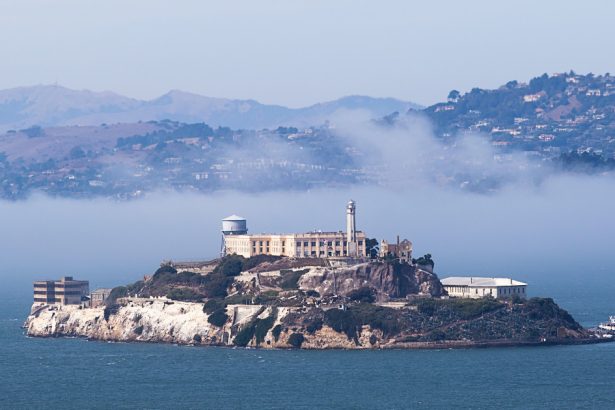misterul celei mai faimoase evadari din alcatraz trei detinuti au scapat de pe insula fortareata si nu au mai fost vazuti niciodata 682827187edb2