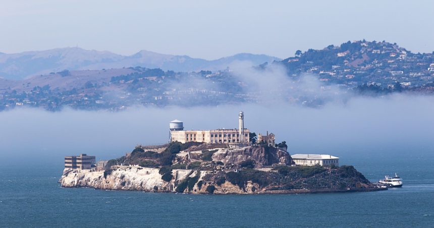 misterul celei mai faimoase evadari din alcatraz trei detinuti au scapat de pe insula fortareata si nu au mai fost vazuti niciodata 682827187edb2