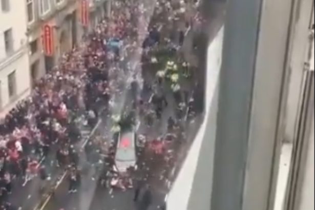 news alert videofoto un barbat a fost retinut dupa ce a intrat cu masina in multime la parada echipei liverpool 6834b90eb2d26