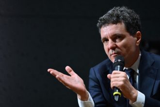nicusor dan in fata studentilor in multe locuri statul este de la neglijent pana la capturat e nevoie de presiunea societatii 6831a0e8daf0a