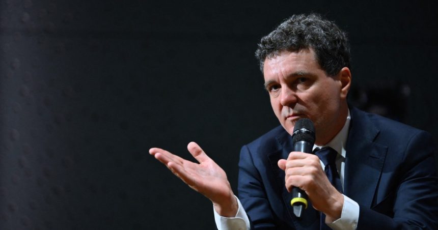 nicusor dan in fata studentilor in multe locuri statul este de la neglijent pana la capturat e nevoie de presiunea societatii 6831a0e8daf0a