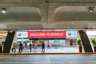 o masina a intrat cu viteza pe aleea zonei de plecari a aeroportului din manila si a ucis doi oameni printre care si o fetita de 5 ani 681716551e4f5